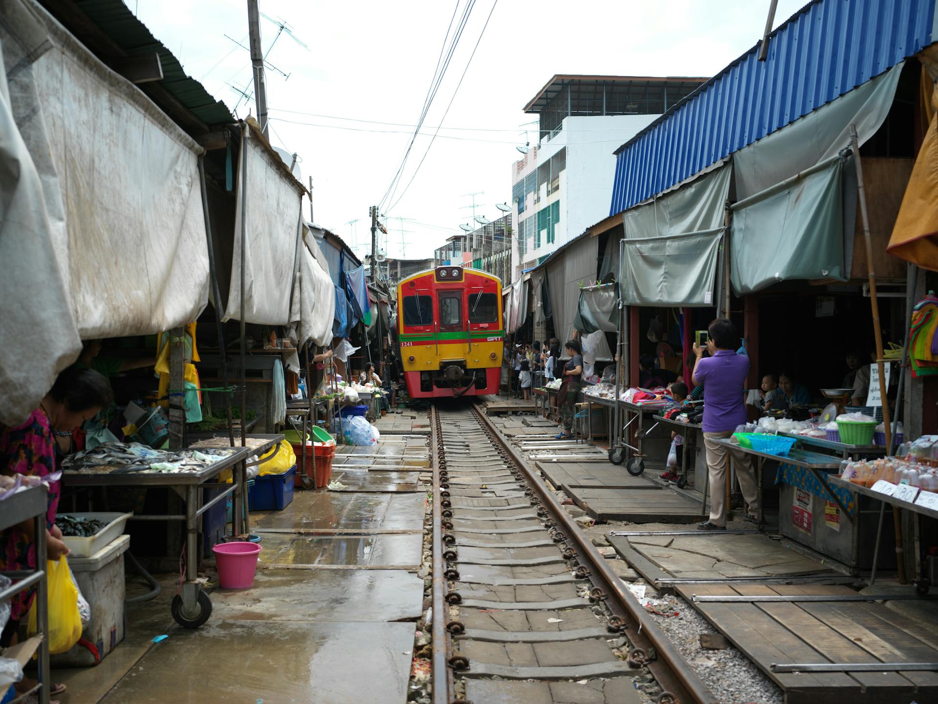 Seize authentic Khmer-Thai market culture
